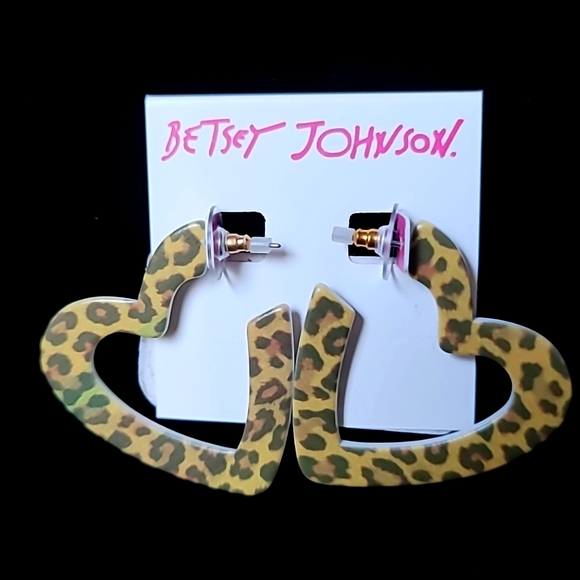 New! BETSEY JOHNSON Leaping Leopards Flat Lucite Heart Post Hoop Earrings. - Picture 1 of 6